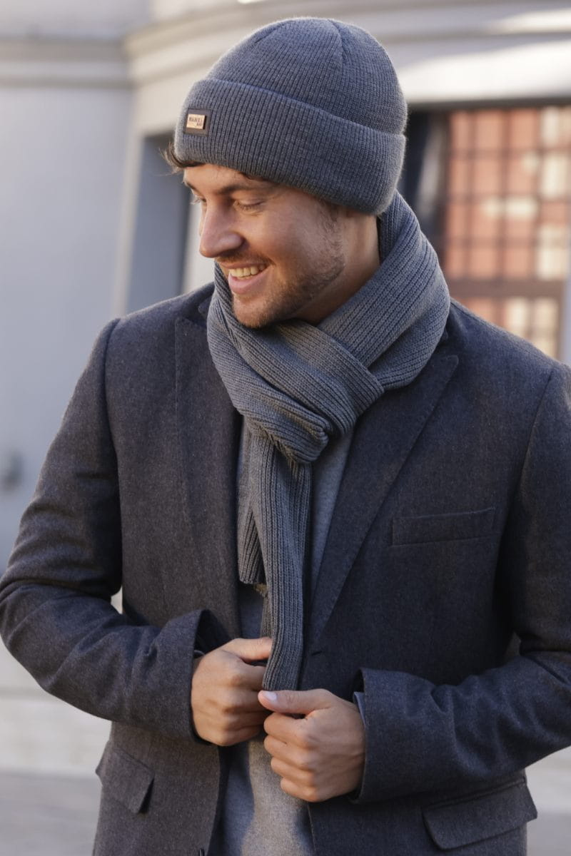 Komplety: czapka + szalik/komin, Model: Oliver-Komplet, Kolor: grafitowy, Skład materiału: 100% Akryl, Przeznaczenie: Jesień/Zima, Wymiary(długość/szerokość): 180cm/22cm