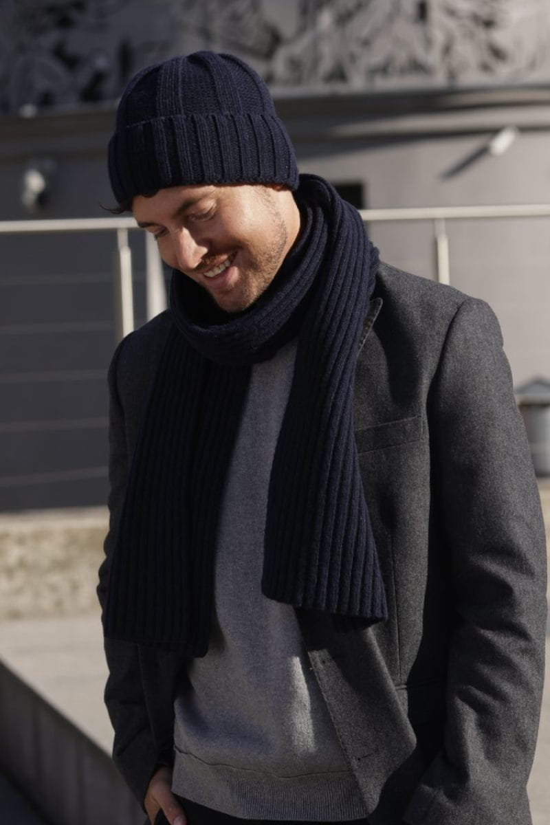Komplety: czapka + szalik/komin, Model: Ben-Komplet, Kolor: granatowy, Skład materiału: 80% Wełna; 20% Poliamid, Przeznaczenie: Jesień/Zima, Wymiary(długość/szerokość): 165cm/25cm