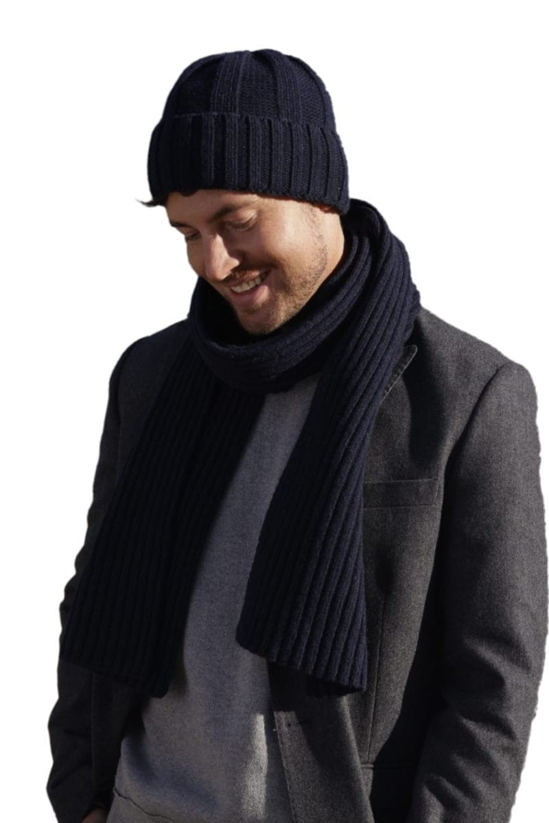 Czapka beanie z mankietem i prążkowany szalik w granatowym kolorze, idealne na jesień i zimę | KAMEA | Spironik.pl