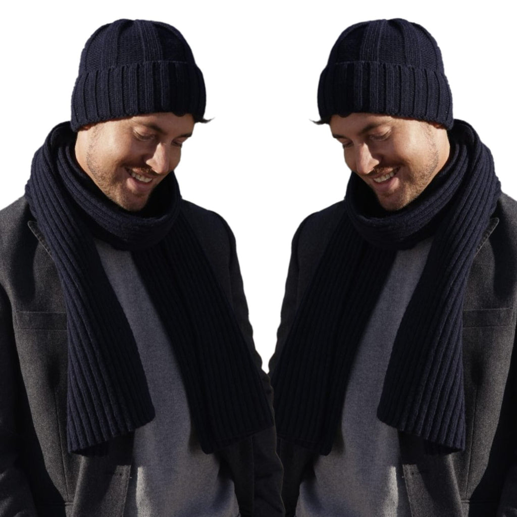 Detal prążkowanej faktury granatowego szalika i czapki, zapewniający ciepło i komfort | KAMEA | Spironik.pl