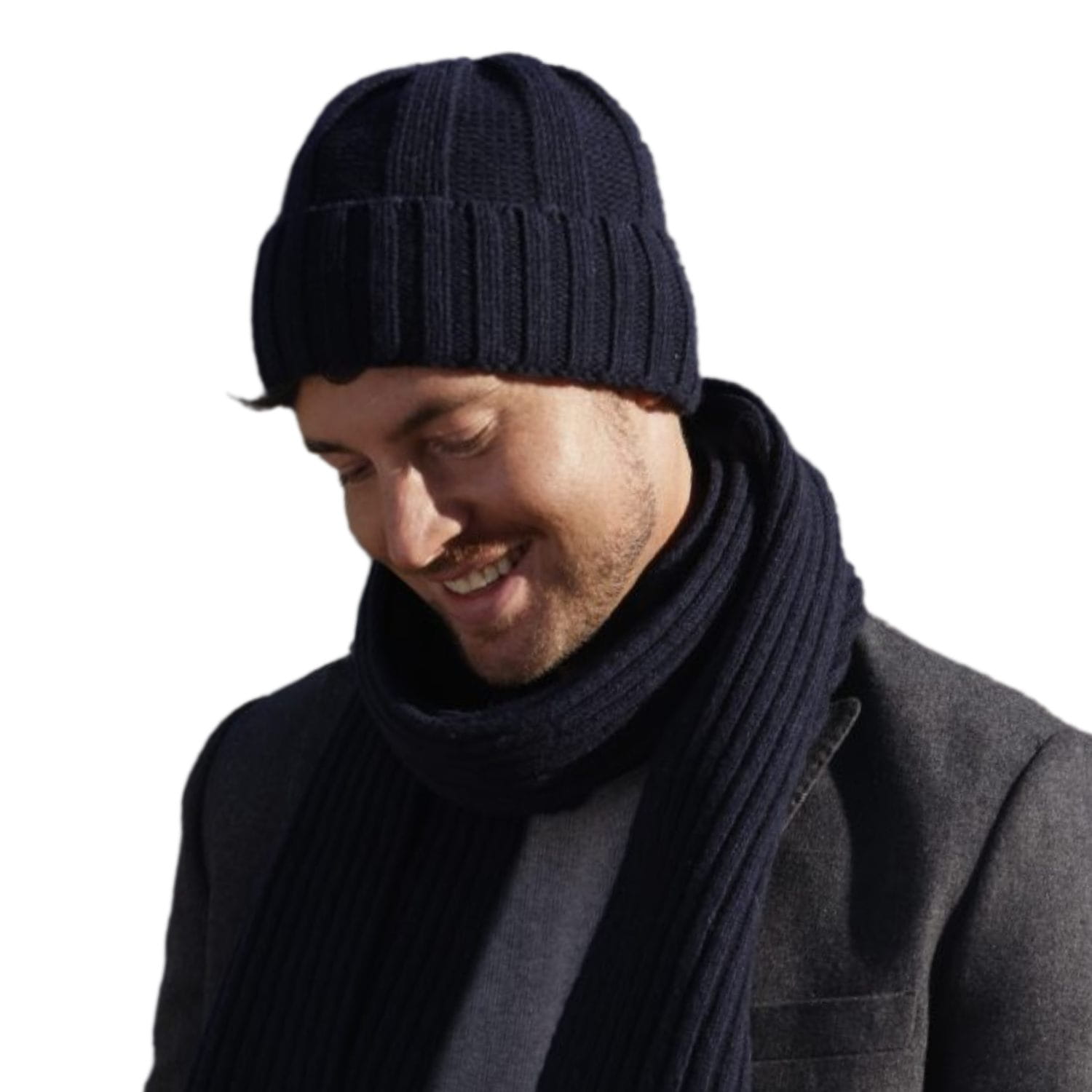 Męski komplet granatowy BEN w użyciu, pasujący do różnych stylizacji od casualowych po eleganckie | KAMEA | Spironik.pl