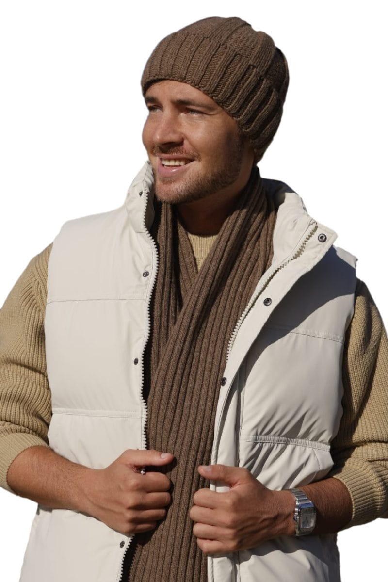 Detal prążkowanej faktury czapki i szalika w brązowym kolorze, idealny na jesień i zimę | KAMEA | Spironik.pl