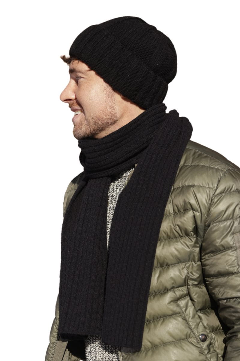 Detal prążkowanej faktury czapki i szalika z kompletu męskiego BEN, wykonane z wełny i poliamidu | KAMEA | Spironik.pl
