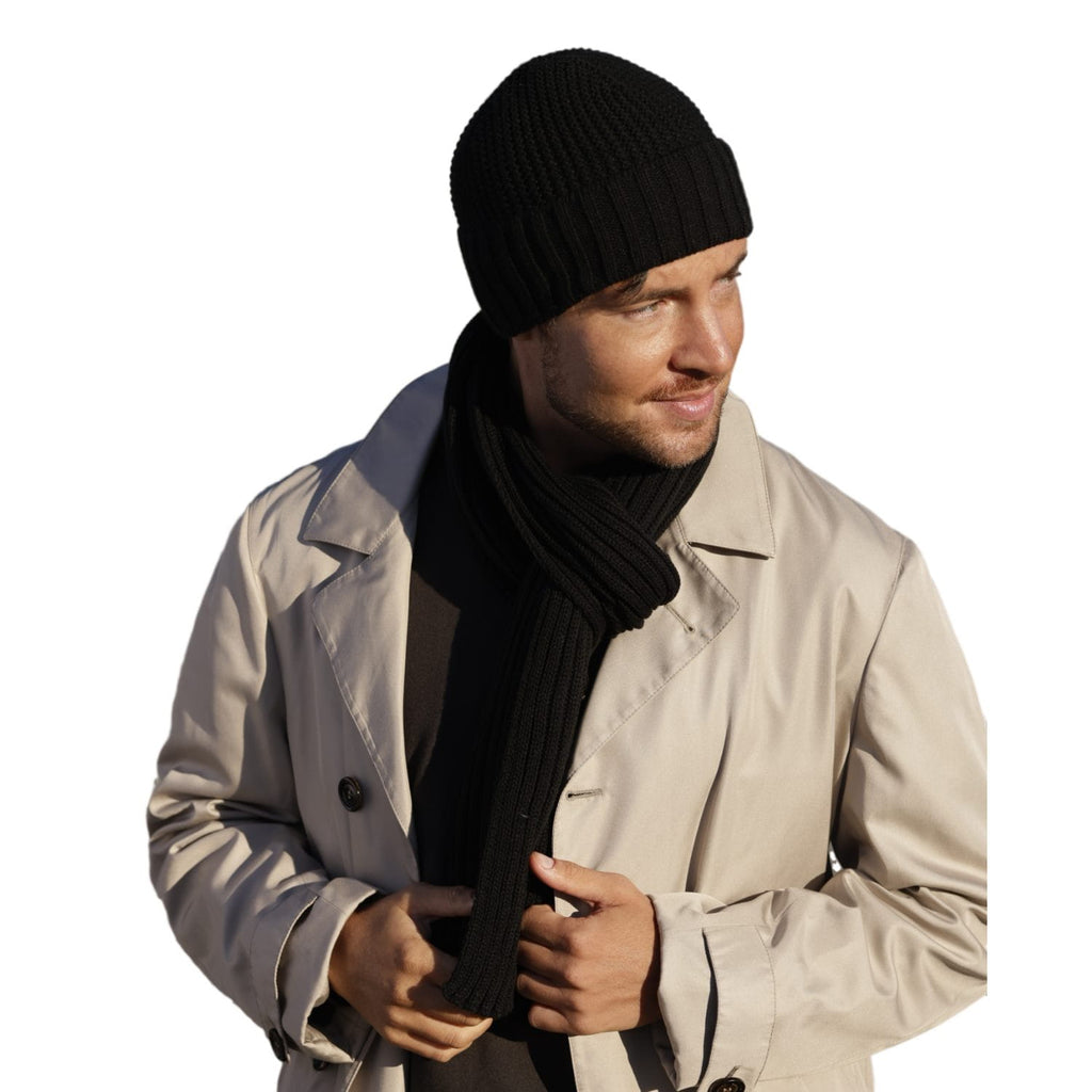 Detal prążkowanej faktury czapki i szalika w czarnym kolorze, uniwersalne dopasowanie 54-60 cm | KAMEA | Spironik.pl