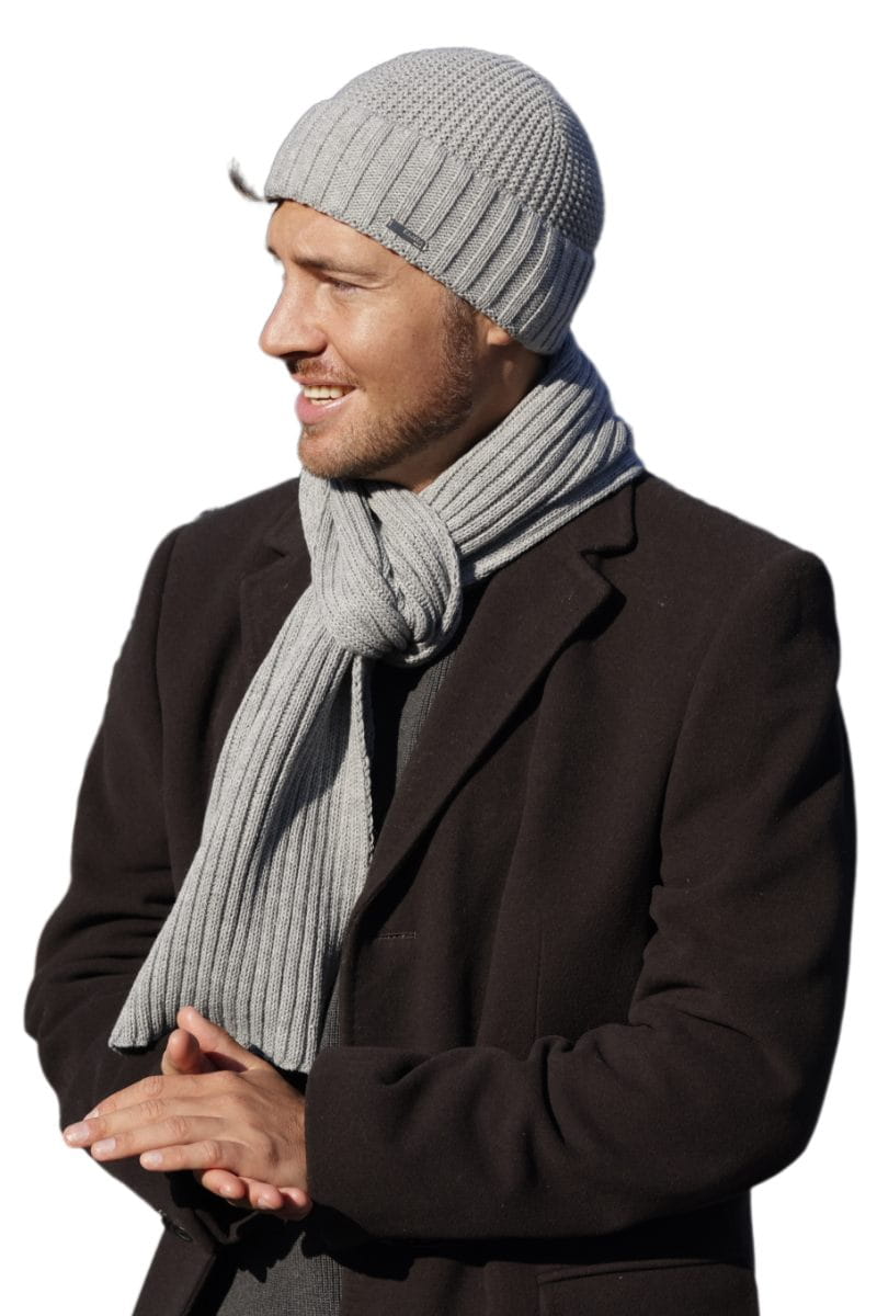 Czapka beanie i szalik w prążek w neutralnym szarym kolorze, pasujące do różnych stylizacji | KAMEA | Spironik.pl