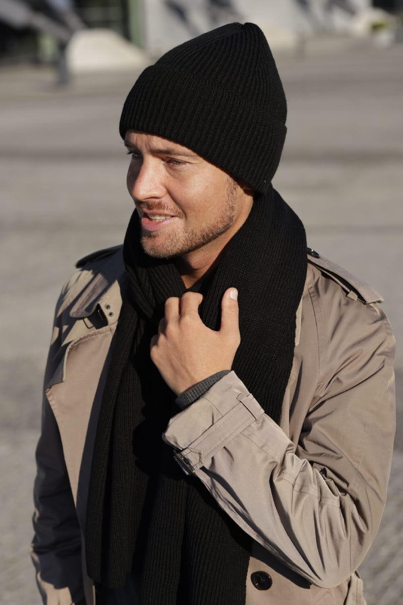 Komplety: czapka + szalik/komin, Model: Filip-komplet, Kolor: czarny, Skład materiału: 100% Akryl, Przeznaczenie: Jesień/Zima, Wymiary(długość/szerokość): 180cm/24cm