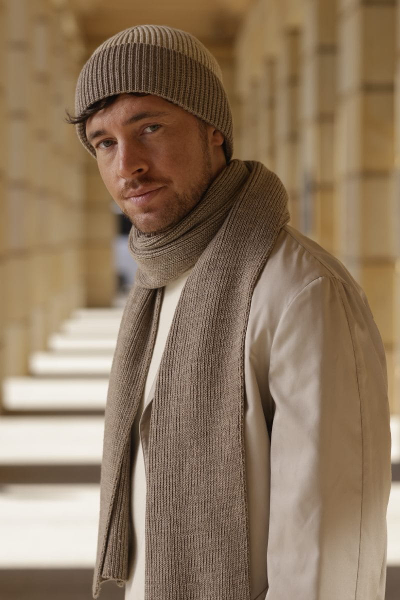 Komplety: czapka + szalik/komin, Model: Leon-Komplet, Kolor: ciemny beżowy, Skład materiału: 100% Akryl, Przeznaczenie: Jesień/Zima, Wymiary(długość/szerokość): 185cm/22cm