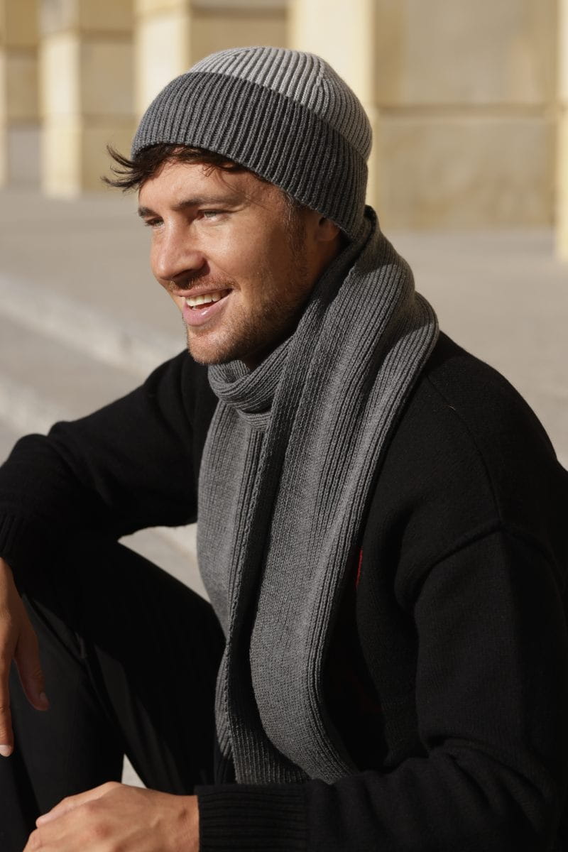 Komplety: czapka + szalik/komin, Model: Leon-Komplet, Kolor: grafitowy, Skład materiału: 100% Akryl, Przeznaczenie: Jesień/Zima, Wymiary(długość/szerokość): 185cm/22cm