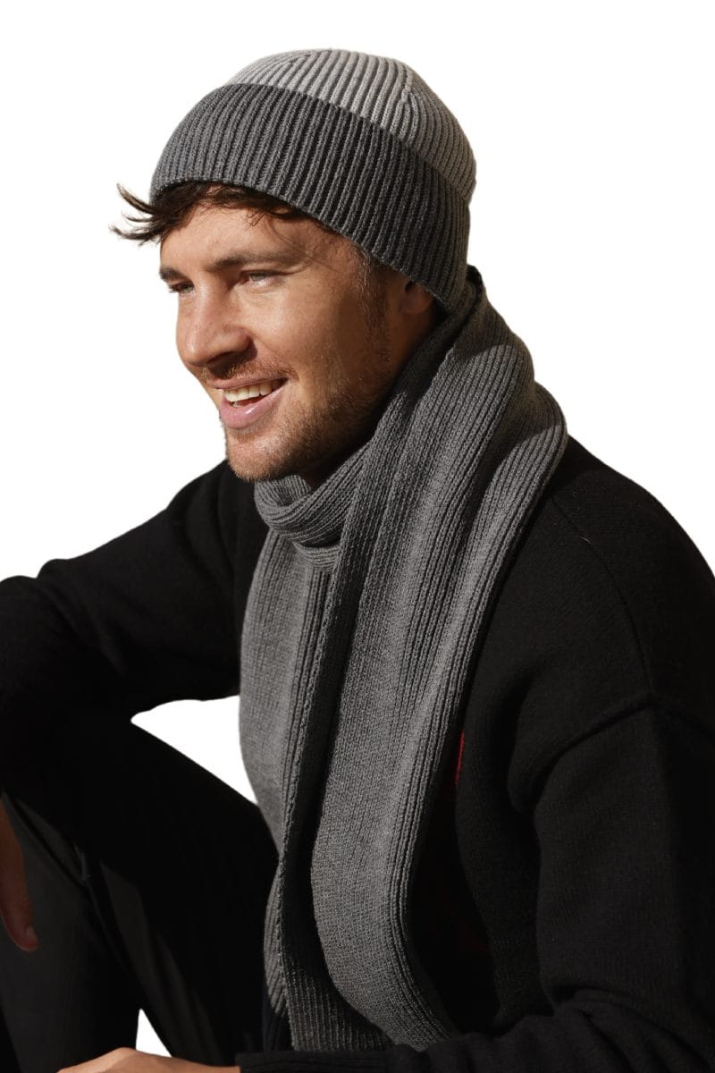 Detal prążkowanej czapki beanie z mankietem oraz szalika w identycznym odcieniu grafitu | KAMEA | Spironik.pl