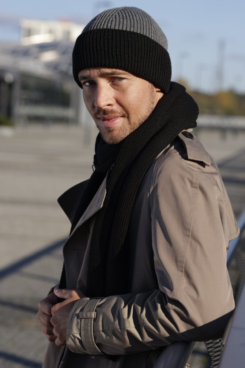 Komplety: czapka + szalik/komin, Model: Leon-Komplet, Kolor: czarny-szary, Skład materiału: 100% Akryl, Przeznaczenie: Jesień/Zima, Wymiary(długość/szerokość): 185cm/22cm