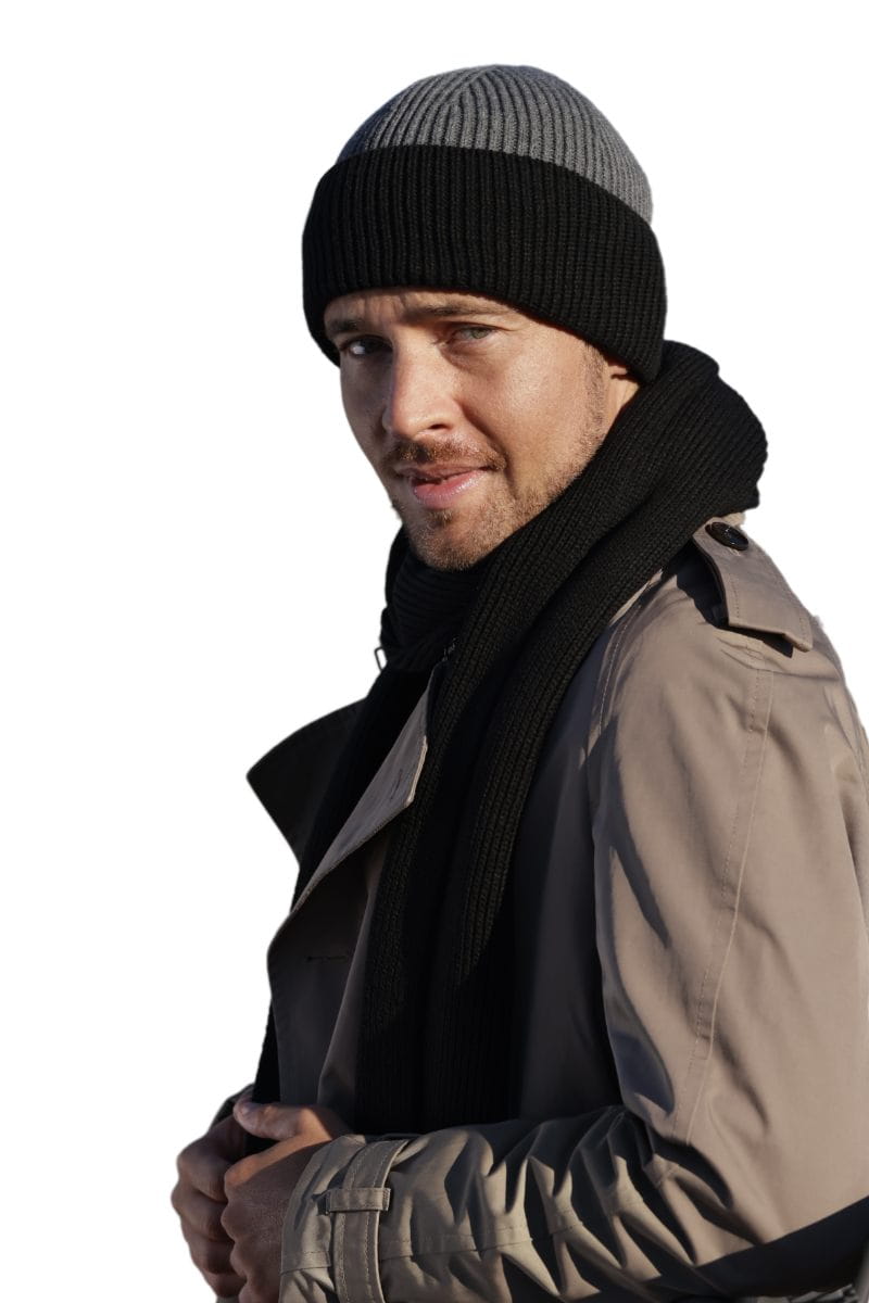 Detal czapki KAMEA LEON, prążkowany splot i mankiet, idealny na jesień i zimę, wykonany z 100% akrylu | Spironik.pl
