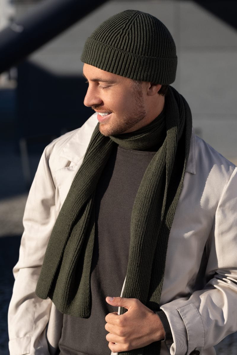 Komplety: czapka + szalik/komin, Model: Karol-Komplet, Kolor: khaki, Skład materiału: 100% Akryl, Przeznaczenie: Jesień/Zima, Wymiary(długość/szerokość): 185cm/22cm