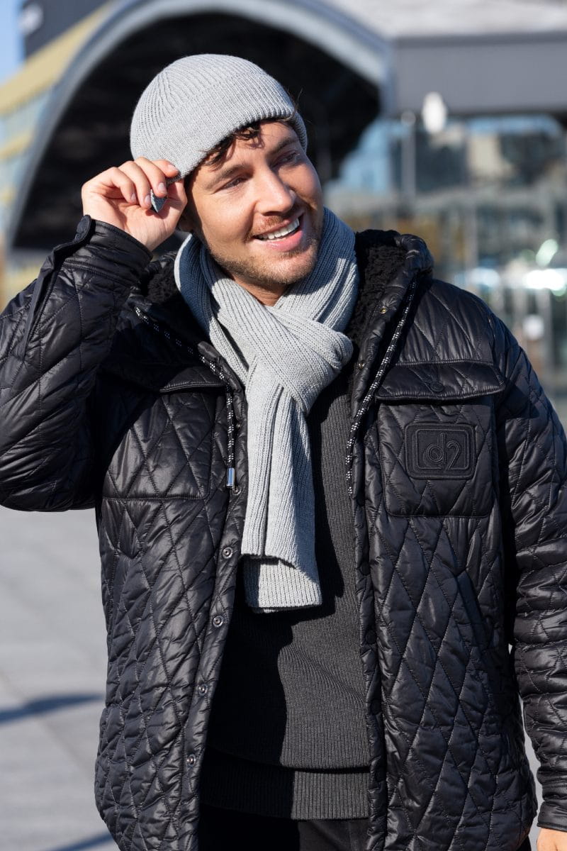 Komplety: czapka + szalik/komin, Model: Karol-Komplet, Kolor: szary, Skład materiału: 100% Akryl, Przeznaczenie: Jesień/Zima, Wymiary(długość/szerokość): 185cm/22cm