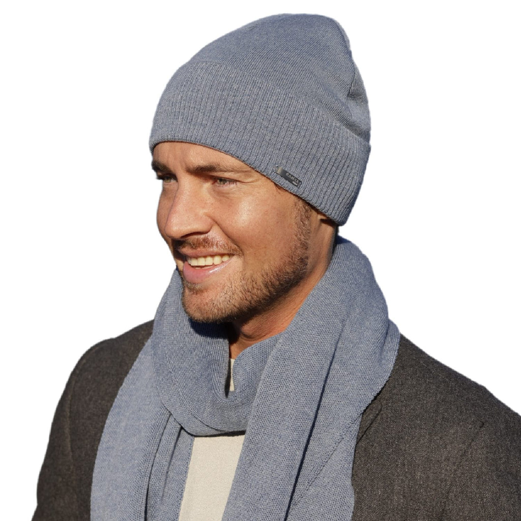 Czapka męska LUCAS w użyciu, doskonale komponująca się z miejskim stylem casualowym | KAMEA | Spironik.pl