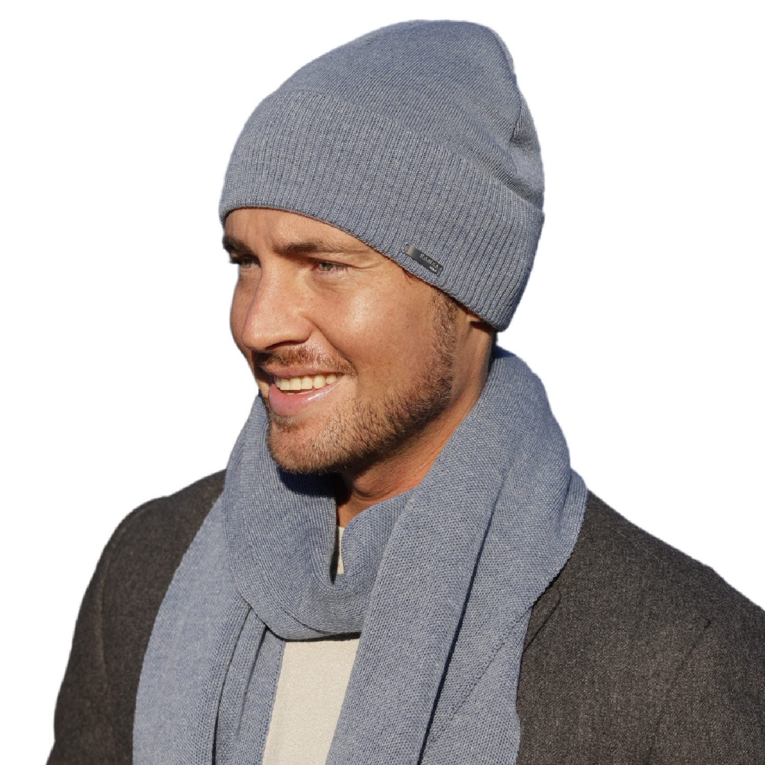 Czapka męska LUCAS w użyciu, doskonale komponująca się z miejskim stylem casualowym | KAMEA | Spironik.pl