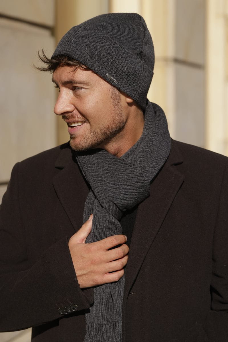 Komplety: czapka + szalik/komin, Model: Lukas Komplet, Kolor: grafitowy, Skład materiału: 100% Wełna Merino Extrafine, Przeznaczenie: Jesień/Zima, Wymiary(długość/szerokość): 170cm/25cm