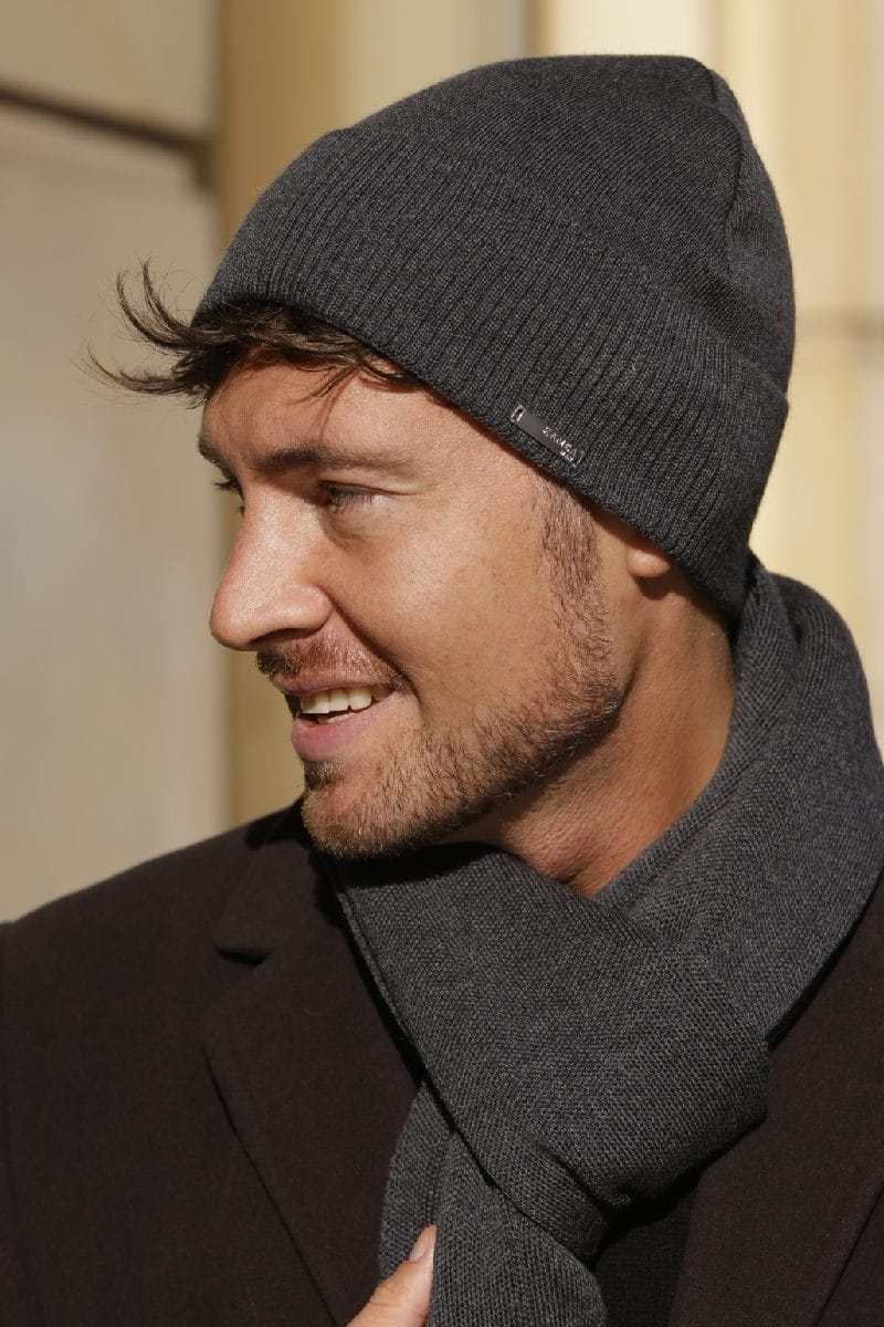Komplety: czapka + szalik/komin, Model: Lukas Komplet, Kolor: grafitowy, Skład materiału: 100% Wełna Merino Extrafine, Przeznaczenie: Jesień/Zima, Wymiary(długość/szerokość): 170cm/25cm (Komplety: czapka + szalik/komin, zdjęcie 2)