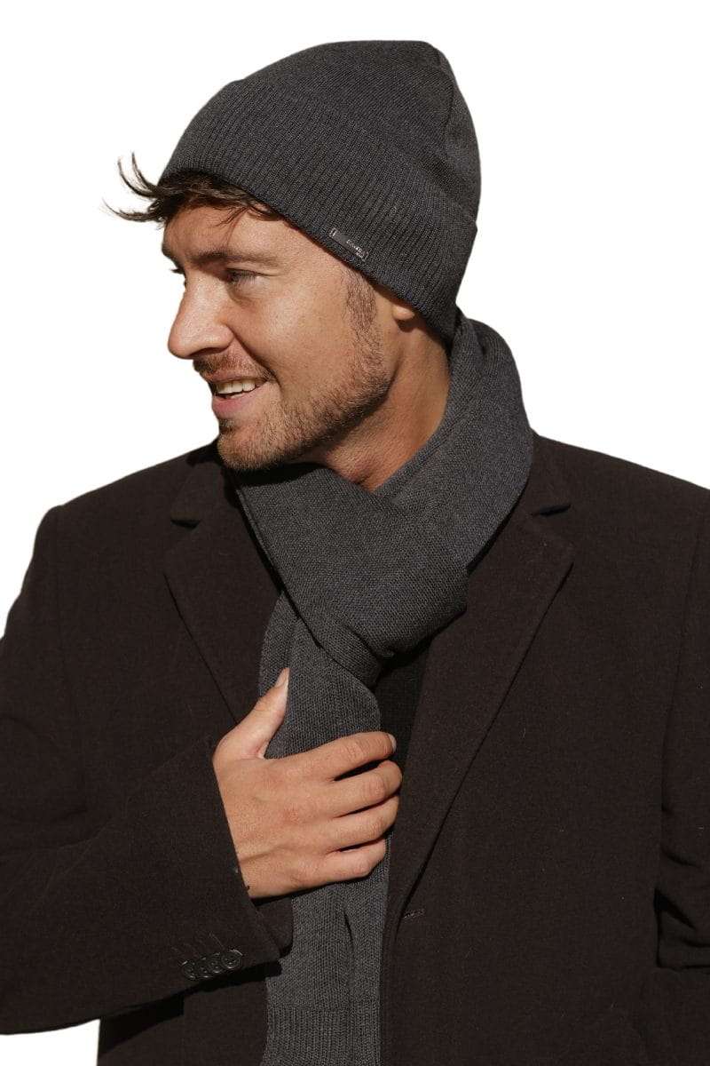 Komplety: czapka + szalik/komin, Model: Lukas Komplet, Kolor: grafitowy, Skład materiału: 100% Wełna Merino Extrafine, Przeznaczenie: Jesień/Zima, Wymiary(długość/szerokość): 170cm/25cm (Komplety: czapka + szalik/komin, zdjęcie 3)