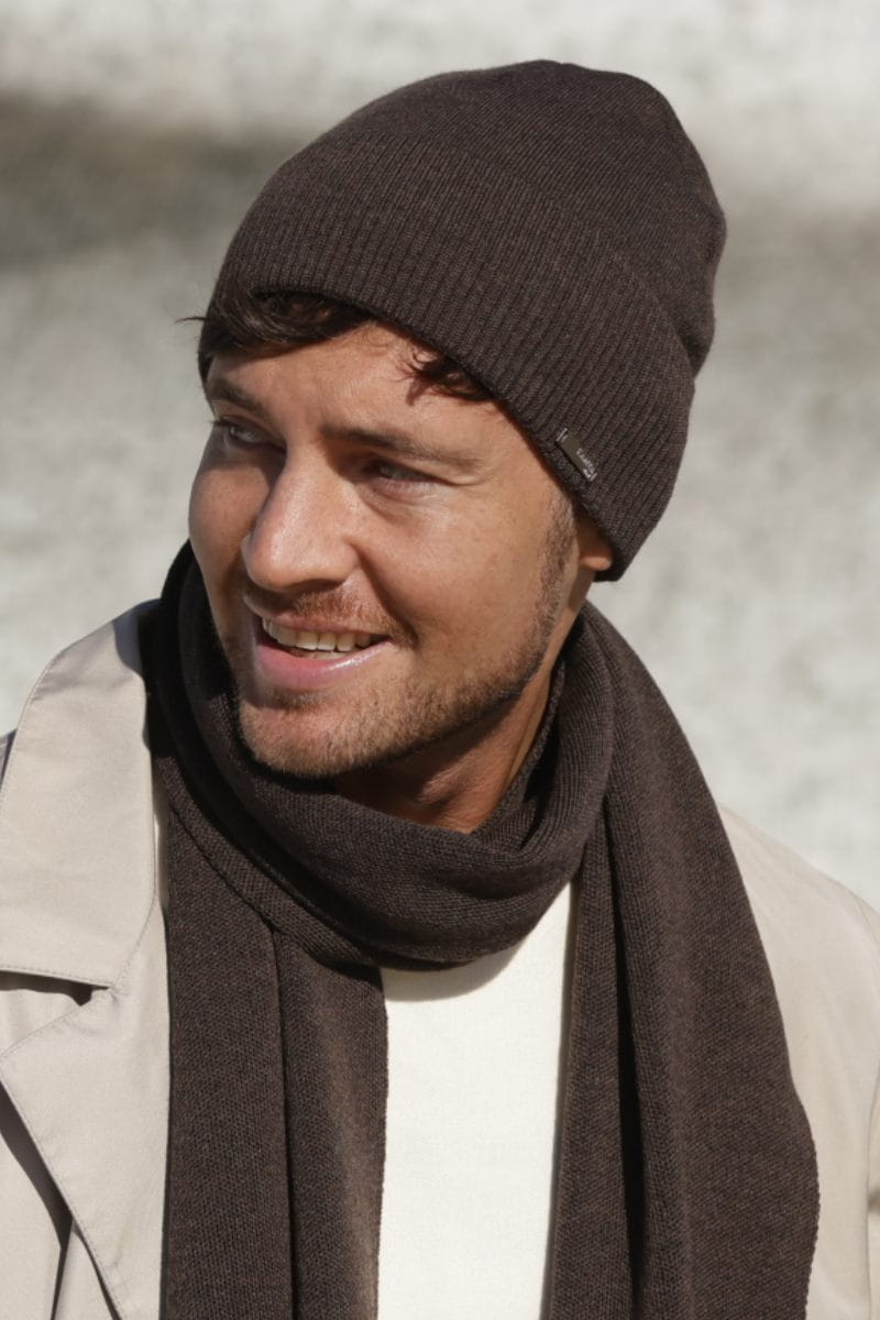 Komplet (Czapka + Szalik), Model: Lukas Komplet, Kolor: brązowy, Skład materiału: 100% Wełna Merino Extrafine, Przeznaczenie: Jesień/Zima, Wymiary(długość/szerokość): 170cm/25cm (Komplet (Czapka + Szalik), zdjęcie 2)