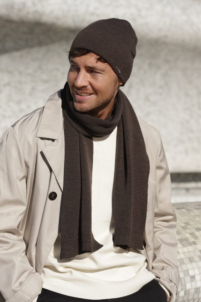 Komplet (Czapka + Szalik), Model: Lukas Komplet, Kolor: brązowy, Skład materiału: 100% Wełna Merino Extrafine, Przeznaczenie: Jesień/Zima, Wymiary(długość/szerokość): 170cm/25cm