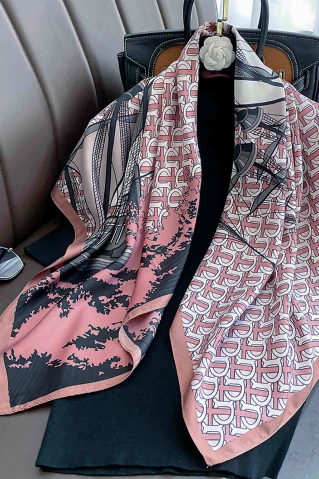 Apaszka, Model: F347-3//T35//14, Kolor: różowy, Skład materiału: 100% Poliester, Przeznaczenie: Wielosezonowe, Wymiary(długość/szerokość): 90cm/90cm (Apaszka, zdjęcie 2)