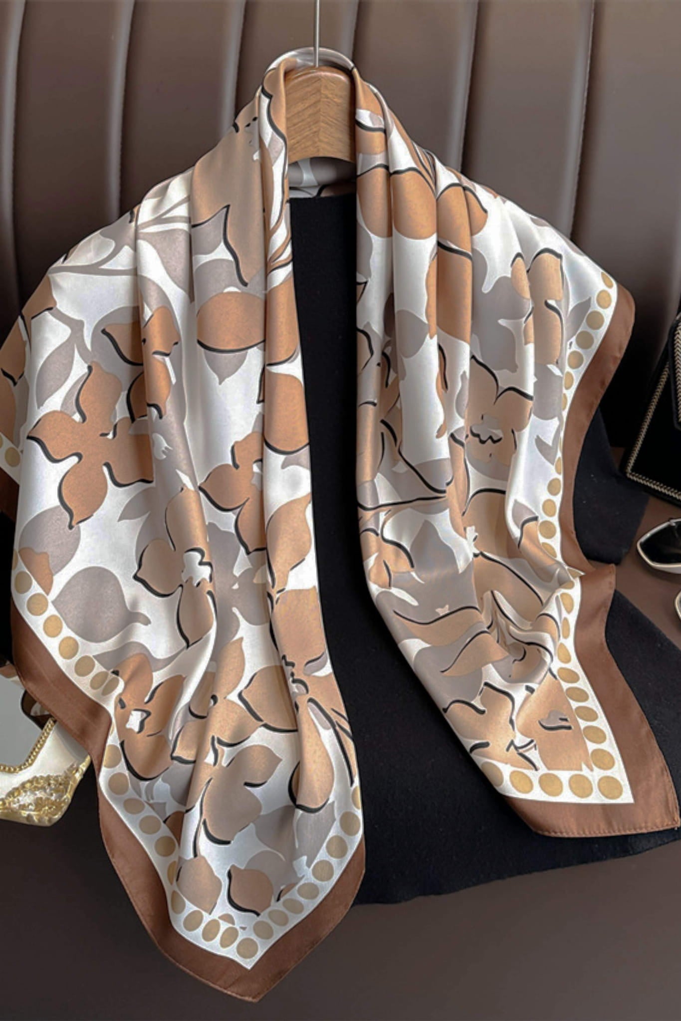 Apaszka, Model: F322-3//T38//17, Kolor: beżowy, Skład materiału: 100% Poliester, Przeznaczenie: Wielosezonowe, Wymiary(długość/szerokość): 90cm/90cm