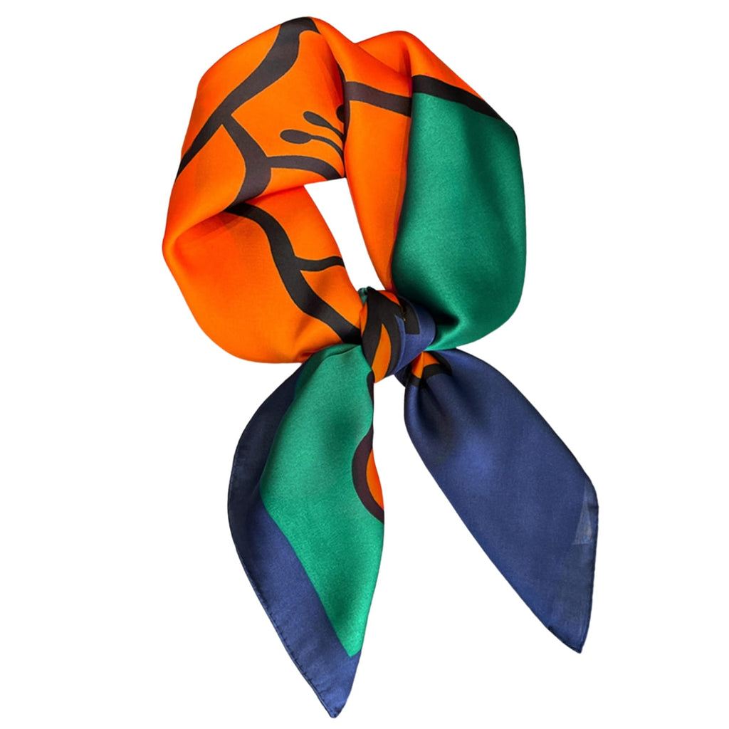 Widok z boku satynowej apaszki, ukazujący jej połysk i elegancki kwiatowy motyw | KAMEA | Spironik.pl