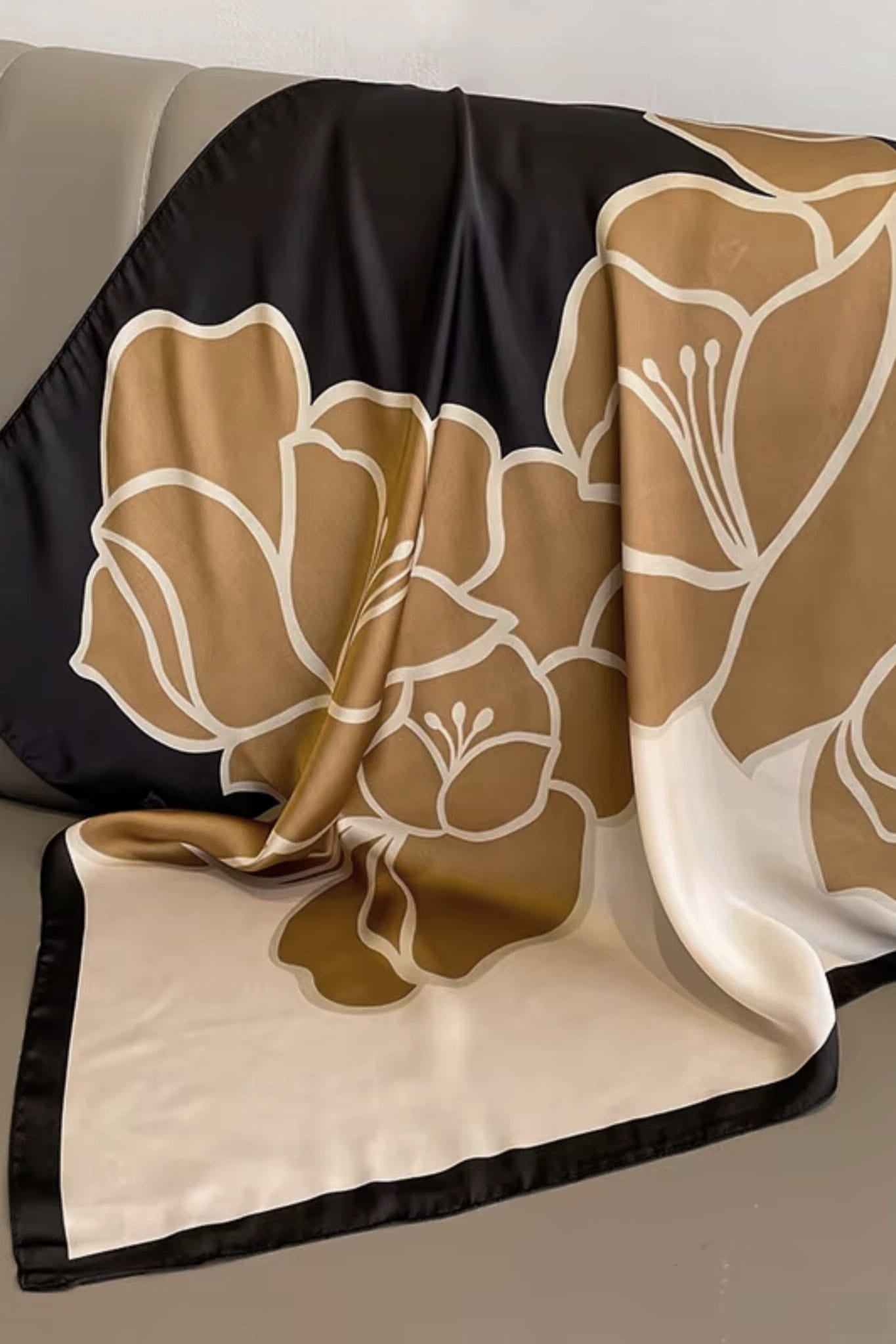 Detal apaszki o wymiarach 70x70 cm, z eleganckim połączeniem kolorów beżowego i czarnego | KAMEA | Spironik.pl