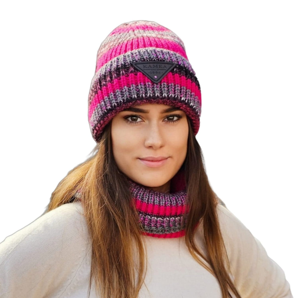 Komplet (Čepice + Šála), Model: Muscari Komplet (Čepice + Šála), Barva: malinová, Složení materiálu: 70% Poliakryl; 15% Vlna; 10% Alpaka; 5% Polyester, Určení: Podzim/Zima, Rozměry(délka/šířka): 23cm/33cm (Komplet (Čepice + Šála), fotografie 3)