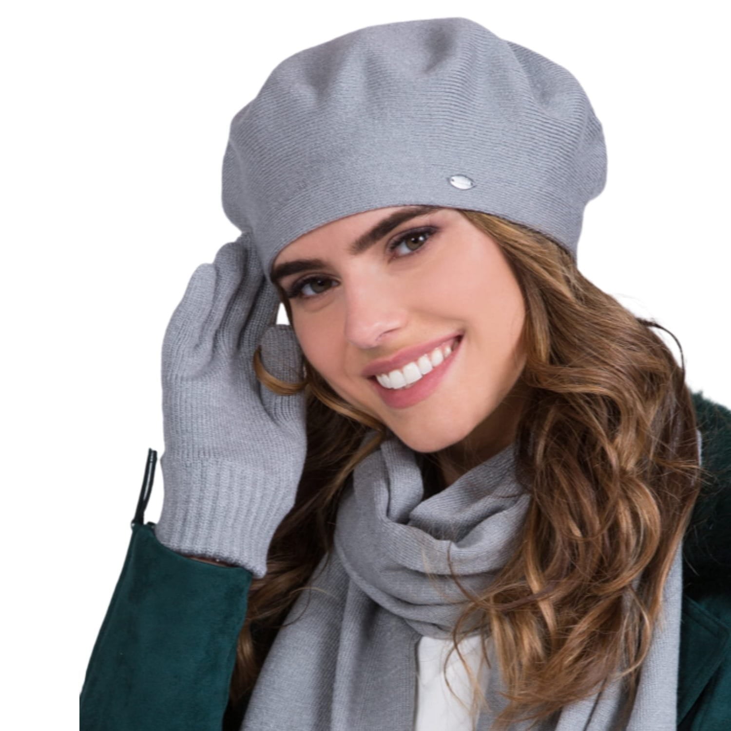 Beret damski Inezz na głowie modelki, idealnie dopasowany do eleganckiej zimowej stylizacji | KAMEA | Spironik.pl