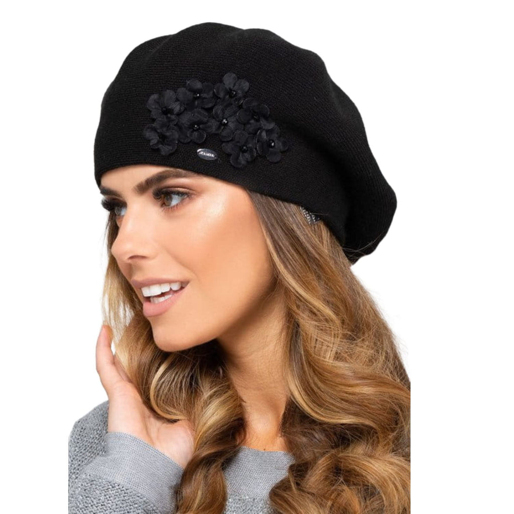 ARIZONA beret  damski zimowy  z kwiatkami na wysokiej nóżce kolor czarny