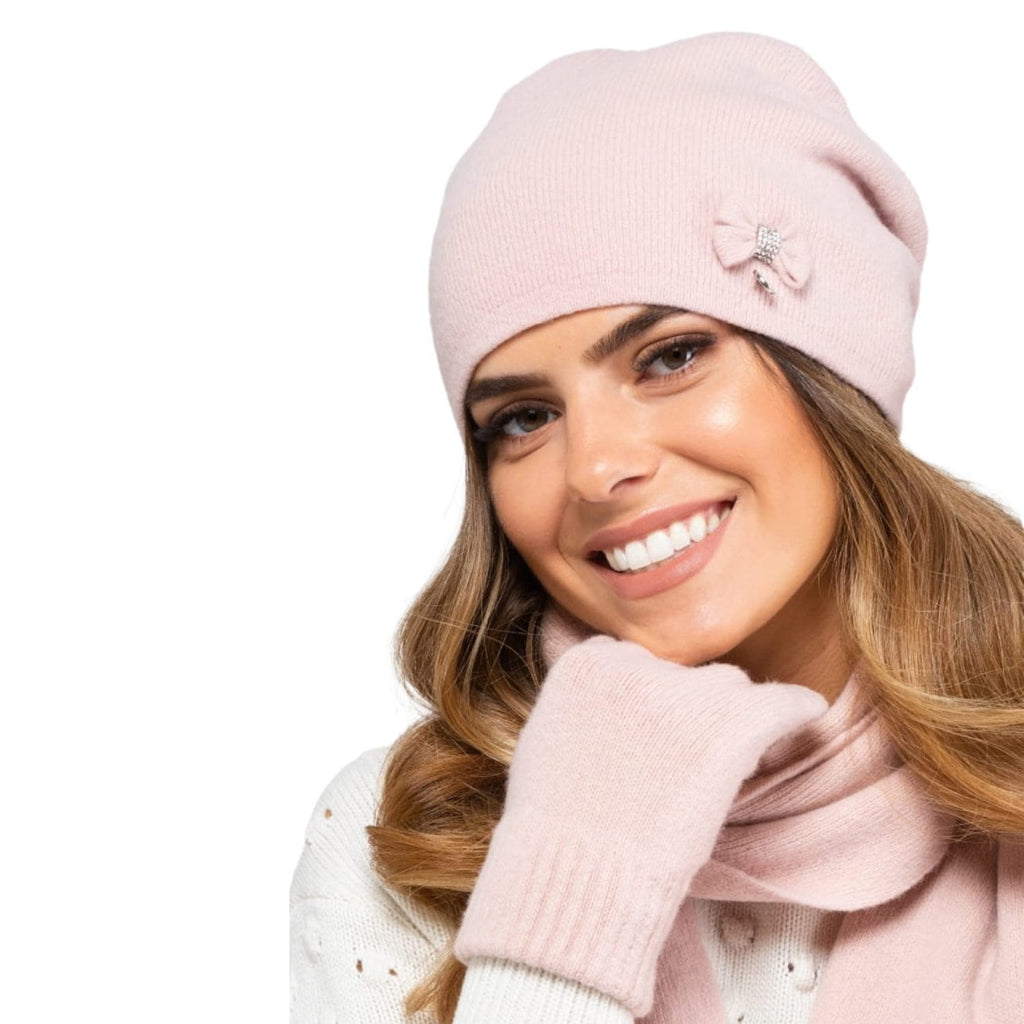 Dámská čepice, Model: Floryda, Barva: růžová, Složení materiálu: 80% Vlna; 20% Polyamid, Určení: Podzim/Zima, Velikost: Univerzální (54-60) (Dámská čepice, fotografie 2)