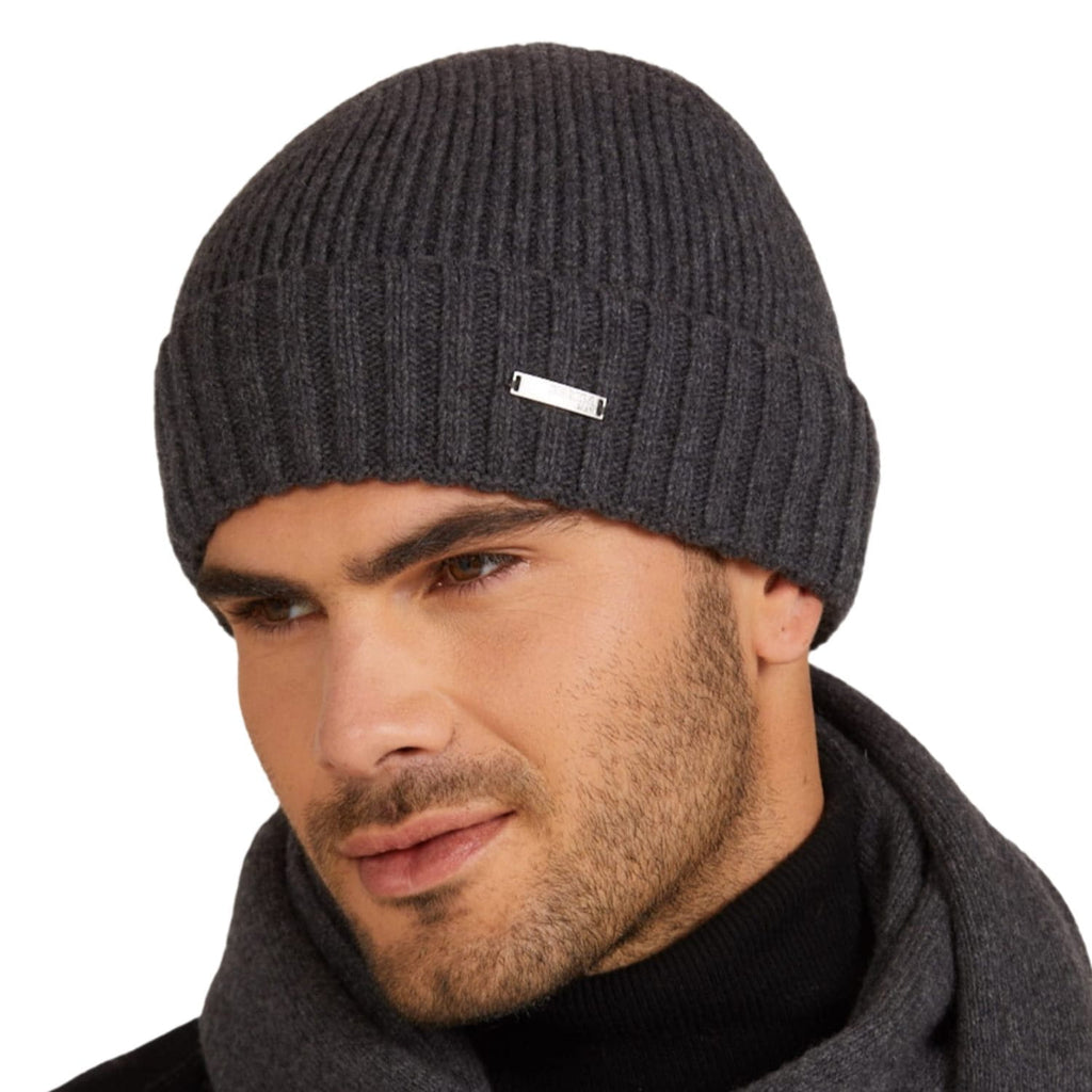 Czapka męska Carlos w kolorze grafitowym, rozmiar uniwersalny, prezentacja na tle zimowego krajobrazu | KAMEA | Spironik.pl