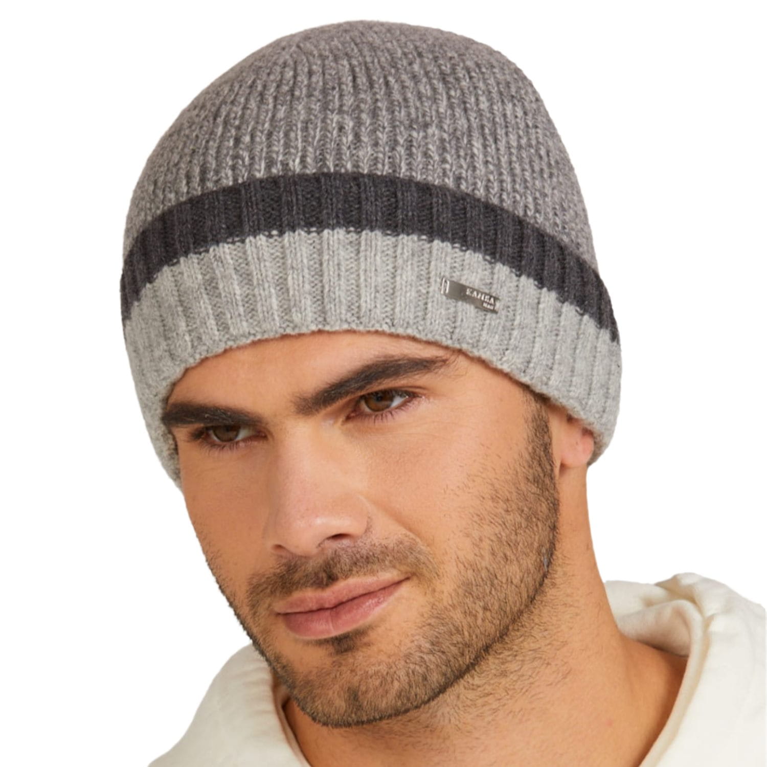 Bok czapki męskiej Zorro w szarym kolorze, wyprodukowanej w Polsce z wysokiej jakości przędzy | KAMEA | Spironik.pl