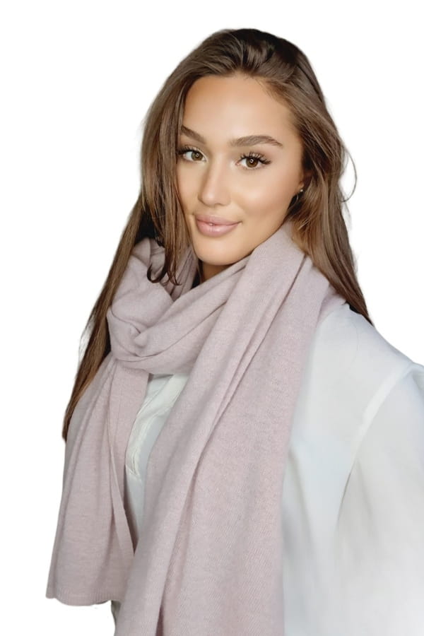 Model: Szalik-01, Kolor: różowy, Skład materiału: 80% Wełna; 20% Poliamid, Przeznaczenie: Jesień/Zima, Wymiary(długość/szerokość): 180cm/65cm