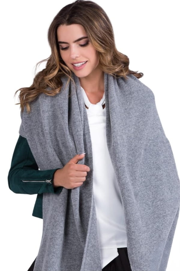 Model: Szalik-01, Kolor: srebrny, Skład materiału: 80% Wełna; 20% Poliamid, Przeznaczenie: Jesień/Zima, Wymiary(długość/szerokość): 180cm/65cm