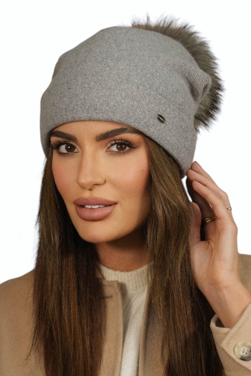 Czapka Damska, Model: Chiru Eco Pompon, Kolor: jasny szary, Skład materiału: 80% Wełna; 20% Poliamid, Przeznaczenie: Jesień/Zima, Rozmiar: Uniwersalny (54-60)