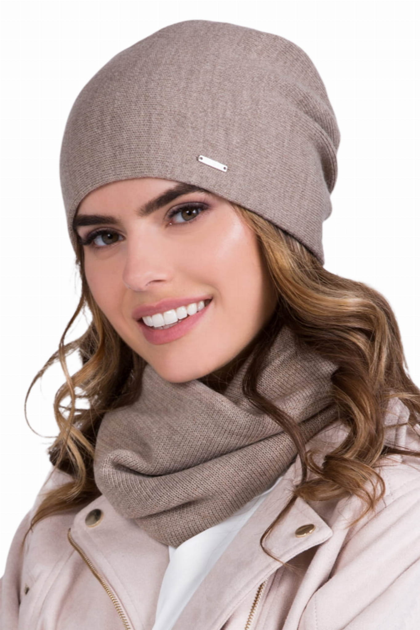 Czapka Damska, Model: Gloria, Kolor: ciemny beżowy, Skład materiału: 50% Akryl; 30% Wełna; 20% Poliamid, Przeznaczenie: Jesień/Zima, Rozmiar: Uniwersalny (54-60)