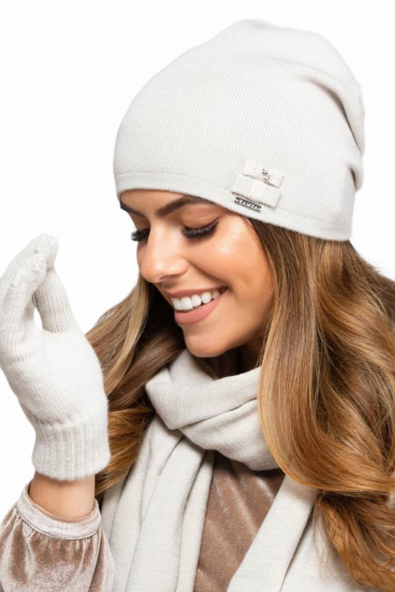 Czapka Damska, Model: Indiana, Kolor: ekru, Skład materiału: 40% Akryl; 25% Wiskoza; 20% Wełna; 15% Elastan, Przeznaczenie: Jesień/Zima, Rozmiar: Uniwersalny (54-60)