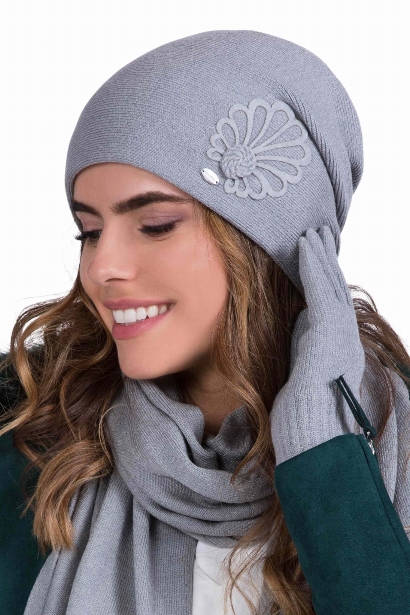 Czapka Damska, Model: Malwa, Kolor: szary, Skład materiału: 40% Akryl; 25% Wiskoza; 20% Wełna; 15% Elastan, Przeznaczenie: Jesień/Zima, Rozmiar: Uniwersalny (54-60)