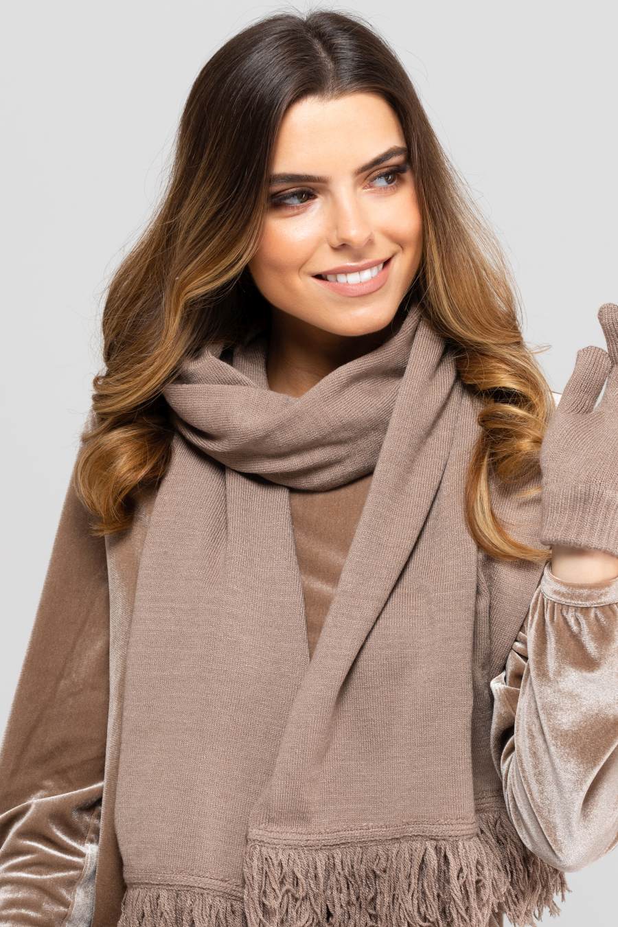 Szalik Damski, Model: Szalik Fringe, Kolor: brązowy, Skład materiału: 40% Akryl; 25% Wiskoza; 20% Wełna; 15% Elastan (Szalik Damski, zdjęcie 2)