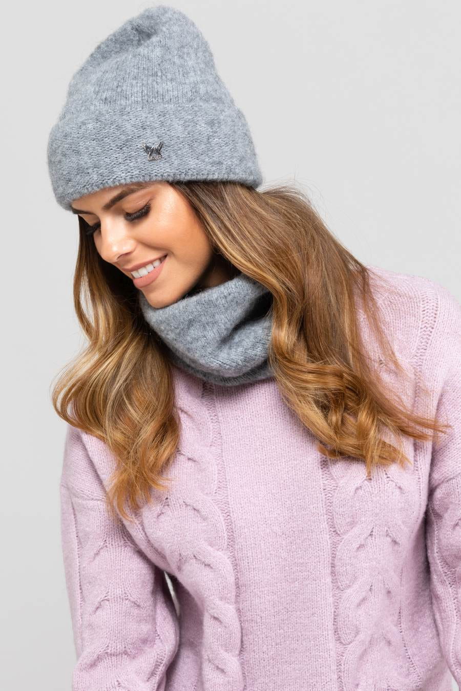 Czapki, Model: Kalifornia, Kolor: szary, Skład materiału: 45% Poliamid; 15% Merynos Wełna; 14% Poliester; 12% Kid Moher; 12% Wiskoza; 2% Elastan, Przeznaczenie: Jesień/Zima, Rozmiar: Uniwersalny (54-60) (Czapki, zdjęcie 2)