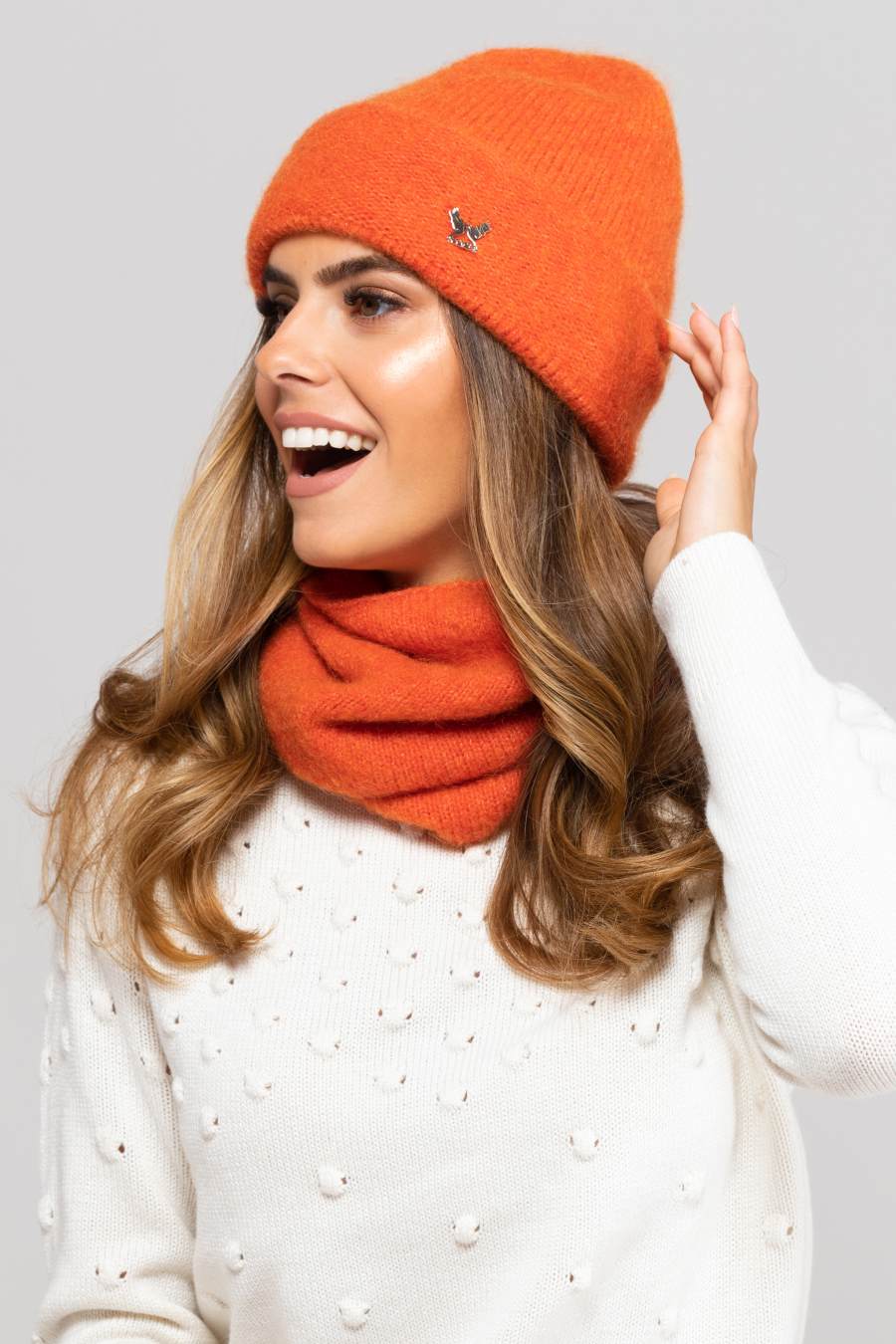 Czapki, Model: Kalifornia, Kolor: orange, Skład materiału: 45% Poliamid; 15% Merynos Wełna; 14% Poliester; 12% Kid Moher; 12% Wiskoza; 2% Elastan, Przeznaczenie: Jesień/Zima, Rozmiar: Uniwersalny (54-60) (Czapki, zdjęcie 2)