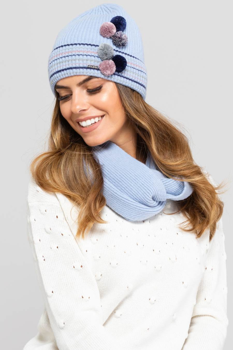 Detal błękitnej czapki Kolorado z pomponikami, ukazujący miękką fakturę materiału i harmonijne kolory | KAMEA | Spironik.pl