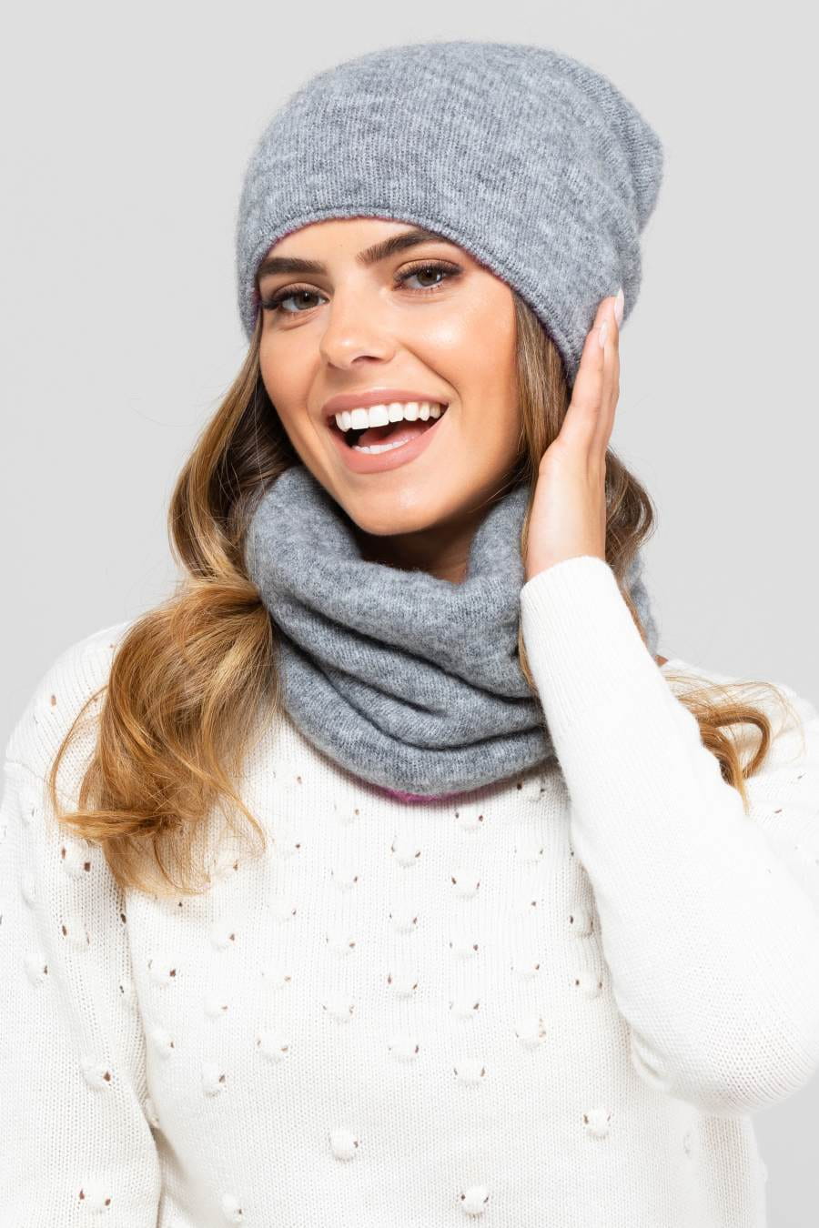 Czapka BILBAO noszona na głowie, prezentująca szaro-różowe kolory w stylu casual | KAMEA | Spironik.pl