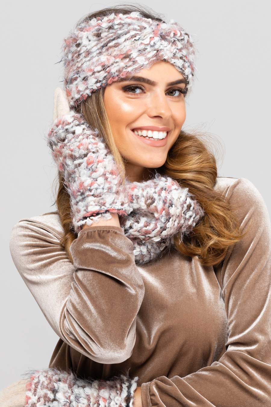 Opaska Damska, Model: Carini-Opaska, Kolor: beżowy, Skład materiału: 50% Wełna; 35% Poliamid; 15% Poliester; Podszewka: 100% Poliester, Przeznaczenie: Jesień/Zima, Rozmiar: Uniwersalny (54-60) (Opaska Damska, zdjęcie 2)