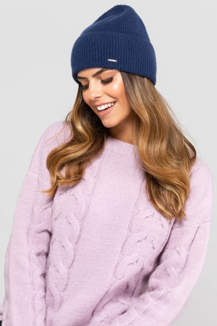 Detal czapki Modesto ukazujący miękką fakturę kaszmiru i wełny ultrafine merino | KAMEA | Spironik.pl