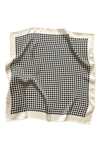 POLKA - kremowo-czarna jedwabna apaszka damska w grochy 70 × 70 cm KAMEA
