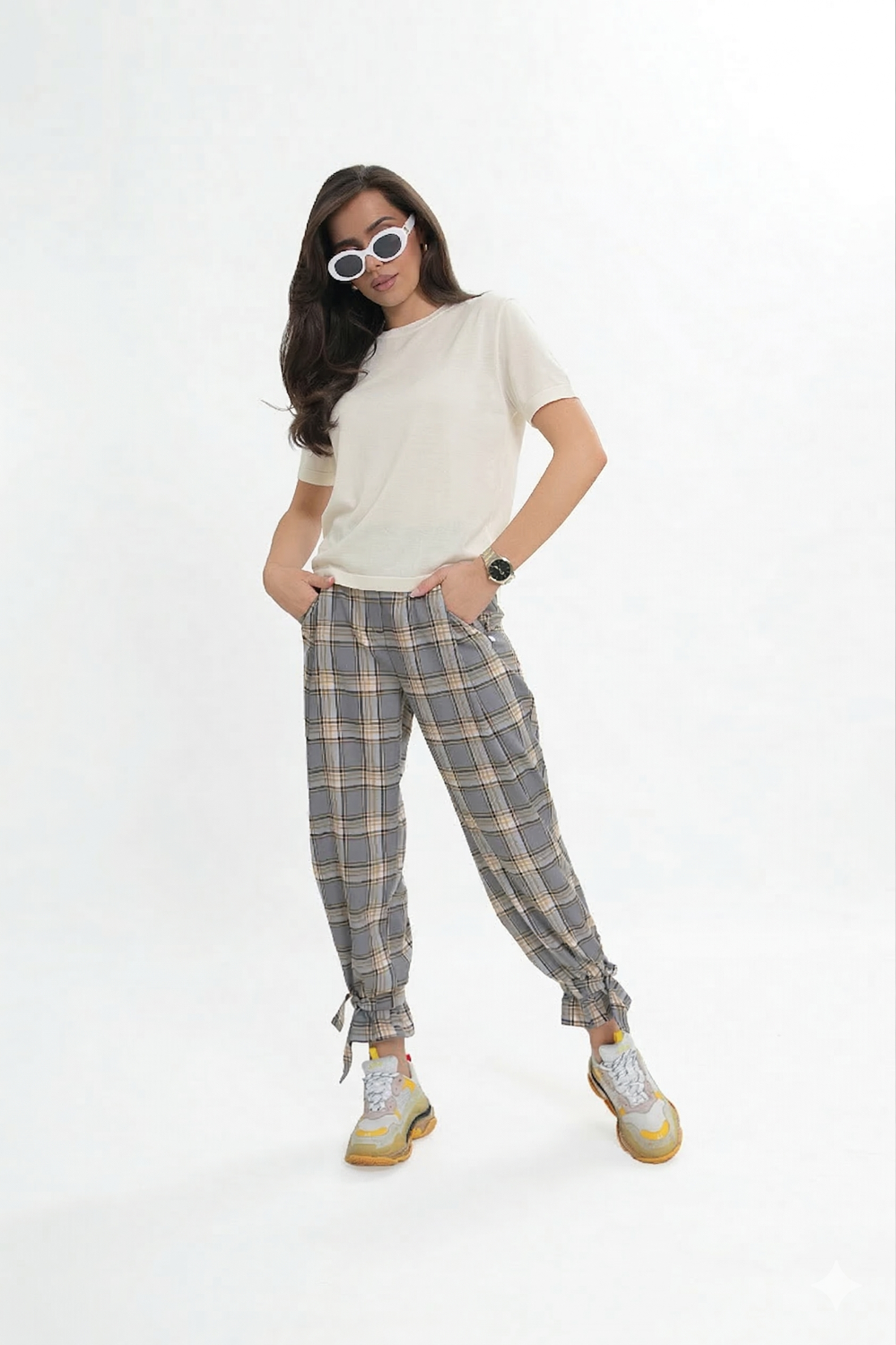 Bavlněná dámská halenka v barvě ecru s vycpávkami na ramenou a krátkým rukávem, elegantní basic | Bastet | Spironik.pl