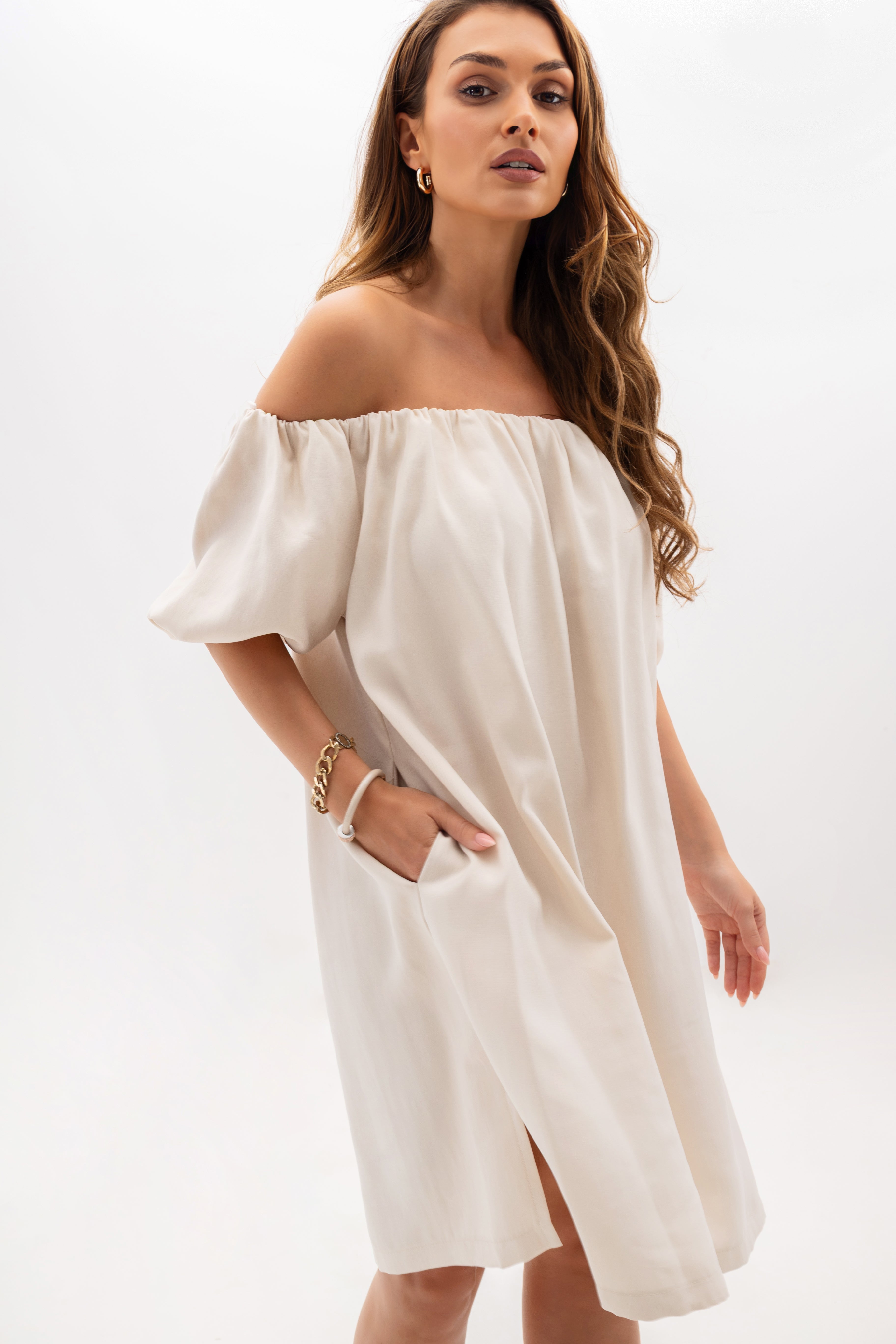 Sukienka hiszpanka w kolorze ciemnego beżu z gumą i kieszeniami, idealna na letnie dni | Bastet | Spironik.pl